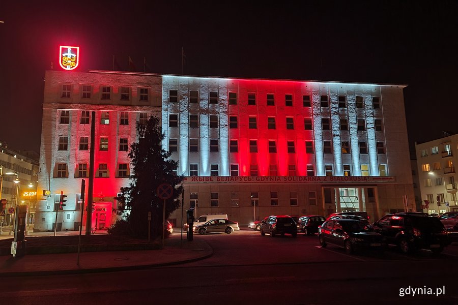 Podświetlony barwami flagi niepodległej Białorusi Urząd Miasta Gdyni, fot. Michał Puszczewicz