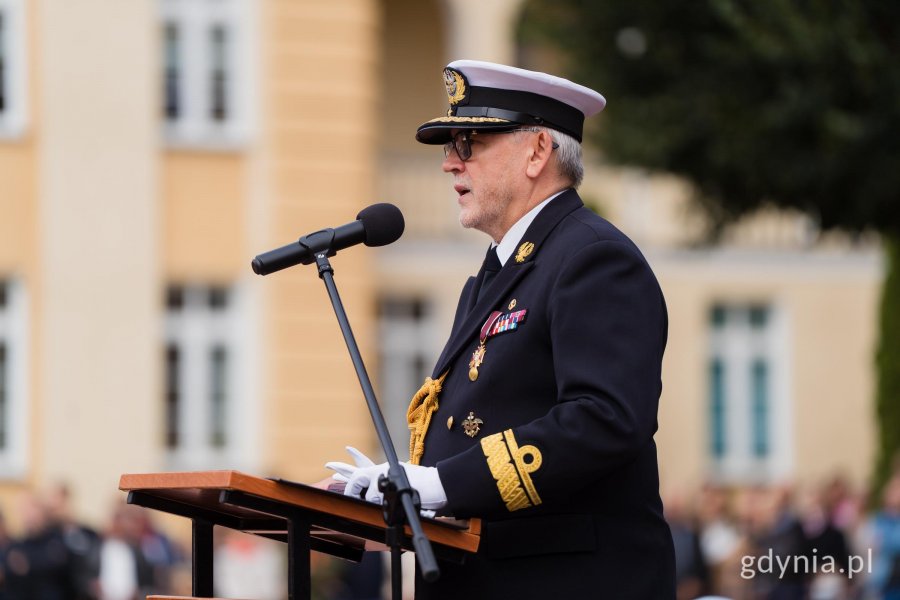 Kadm. prof. dr hab. Tomasz Szubrycht, rektor-komendant Akademii Marynarki Wojennej, przemawiający podczas uroczystej przysięgi wojskowej nowych podchorążych 