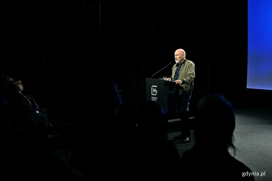 Richard Flanagan &ndash; australijski pisarz, historyk i reżyser filmowy przemawiający podczas forum Horizons of Peace w Konsulacie Kultury 