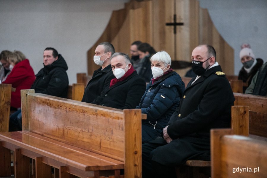 W nabożeństwie udział wzięli m.in. Wojciech Szczurek - prezydent Gdyni, Joanna Zielińska - przewodnicząca Rady Miasta oraz Marcin Wołek - wiceprzewodniczący Rady Miasta // fot. Karol Stańczak