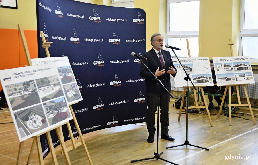 Przebudowę szkoły zapowiada prezydent Gdyni, Wojciech Szczurek, fot. Kamil Złoch