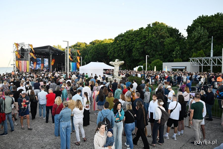 Publiczność zgromadzona na Bulwarze Nadmorskim podczas koncertu &bdquo;Cztery żywioły&rdquo; 