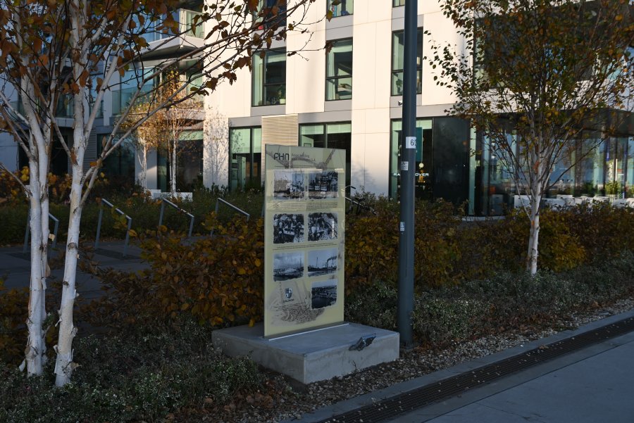 Pamiątkowa tablica stanęła tuż przy deptaku 