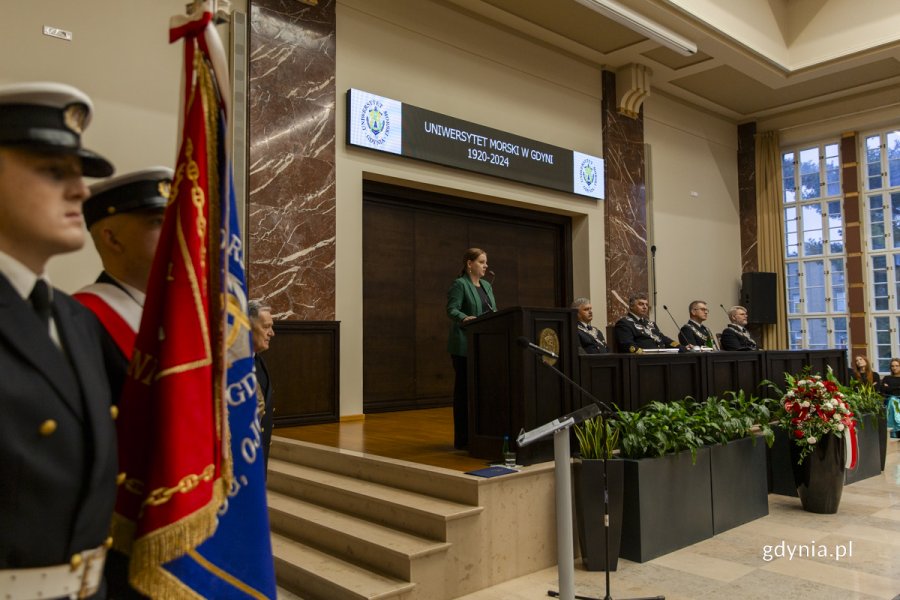 Aleksandra Kosiorek, prezydent Gdyni, podczas uroczystości z okazji 104. rocznicy działalności Uniwersytetu Morskiego
