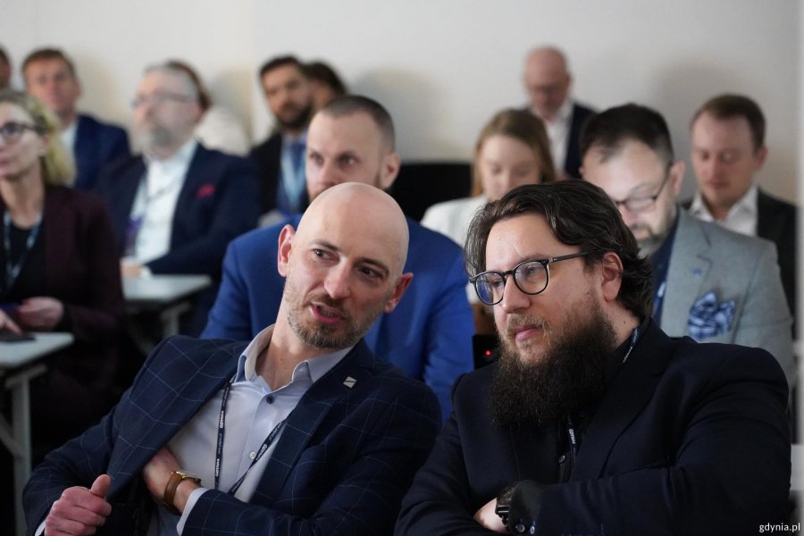 Uczestnicy Transport Week siedzą na sali