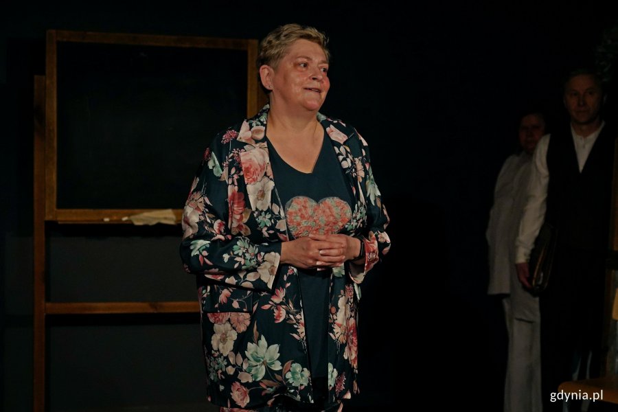 Magdalena Borowska, przewodnicząca zarządu gdyńskiego koła Polskiego Stowarzyszenia na rzecz Os&oacute;b z Niepełnosprawnością Intelektualną, wita publiczność zgromadzoną na spektaklu  &bdquo;Instytut Pana B.&rdquo; Teatru Biuro Rzeczy Osobistych w reżyserii Zbigniewa Biegajły 