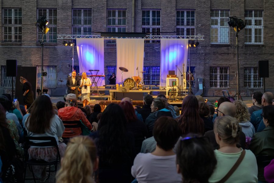 Dyrektorka Teatru Gdynia Gł&oacute;wna Ewelina Jasicka i Mariusz Bzdęga &ndash; dyrektor zarządzający ds. kultury i aktywności mieszkańc&oacute;w podczas otwarcia festiwalu &bdquo;Pociąg do Miasta&rdquo; na dziedzińcu Centrum Kształcenia Ustawicznego i Zawodowego nr 1 