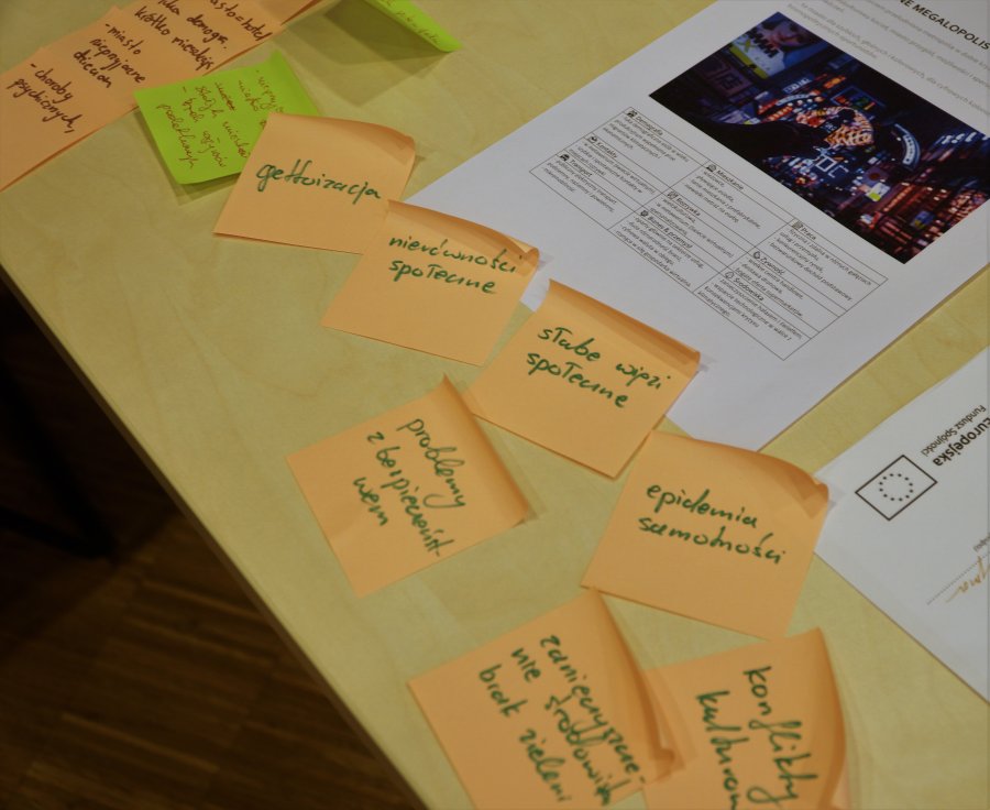 Karteczki samoprzylepne z hasłami przygotowanymi przez uczestników spotkania//fot. Laboratorium Innowacji Społecznych