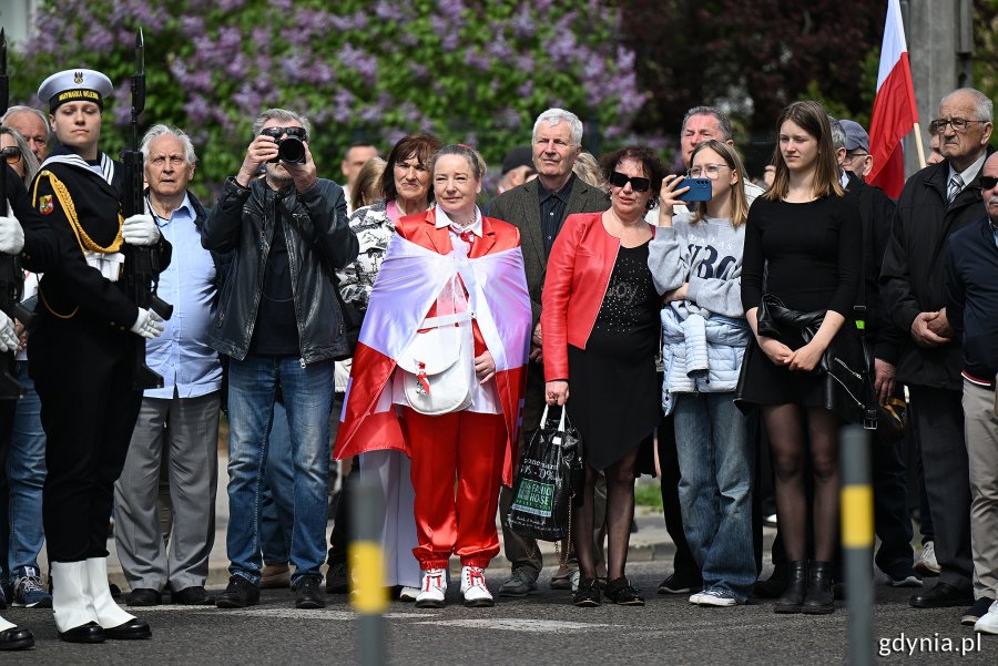 Uczestnicy uroczystości z okazji Święta Narodowego Trzeciego Maja zgromadzeni przy pomniku Konstytucji 3 Maja