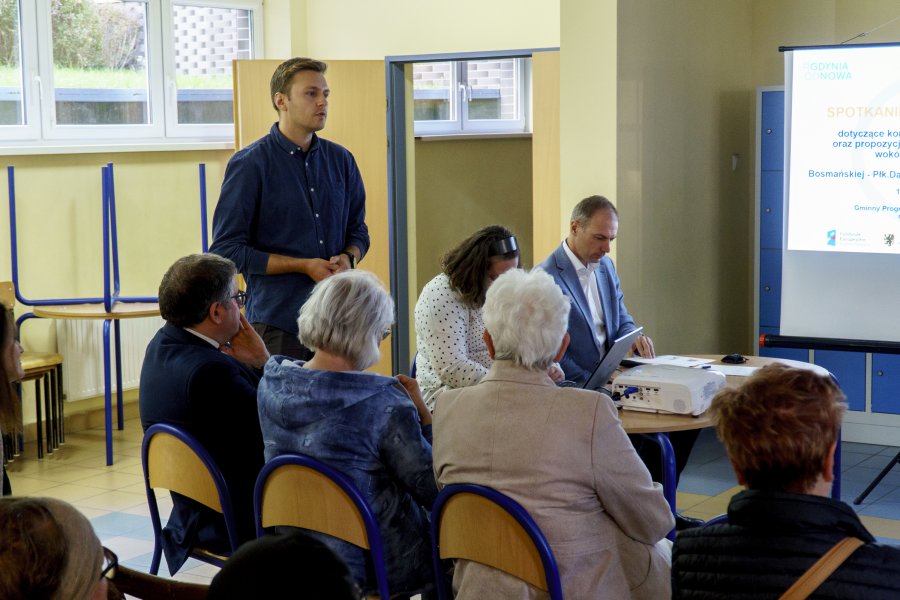 Spotkanie z mieszkańcami dotyczące planowania budowy skrzyżowania Dąbka-Dickmana.