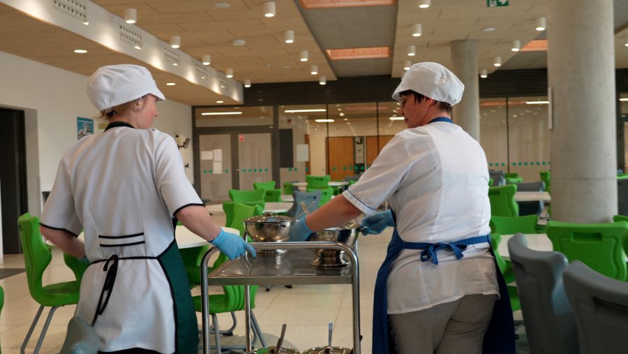 Załoga stoł&oacute;wki ZSO nr 8 podczas wydawania posiłk&oacute;w