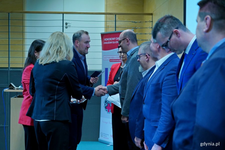 Wiceprezydent Gdyni Tomasz Augustyniak i dr hab. Marlena Robakowska &ndash; dyrektor Regionalnego Centrum Krwiodawstwa i Krwiolecznictwa w Gdańsku wręczający odznaki i legitymacje honorowym dawcom krwi z Gdyni 