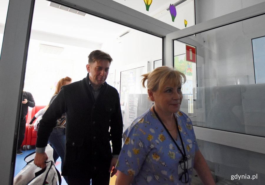 Odwiedziny aktora Rafała Królikowskiego na oddziale pediatrycznym i chirurgii dziecięcej w gdyńskim szpitalu, fot. Kamil Złoch