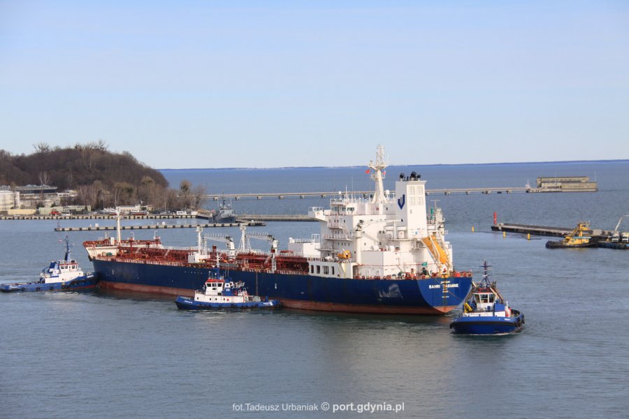 Tankowiec „Bahri Jasmine” wchodzi do Portu Gdynia z pilotami po bokach