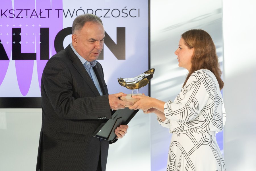 Krzysztof Babicki odbiera z rąk prezydent Kosiorek nagrodę za całokształt twórczości 