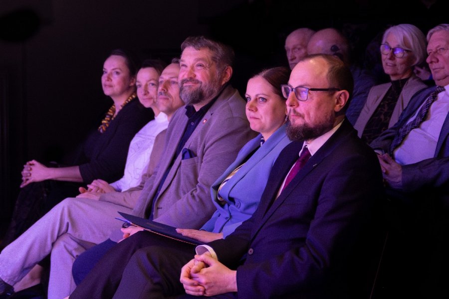 W gali udział wzięli m.in. (od prawej): Mariusz Bzdęga, dyrektor zarządzający ds. kultury i aktywności mieszkańców, Aleksandra Kosiorek, prezydent Gdyni, Tadeusz Szemiot, przewodniczący Rady Miasta Gdyni, radni Łukasz Piesiewicz i Larysa Kramin oraz Maja Wagner, naczelnik Wydziału Kultury