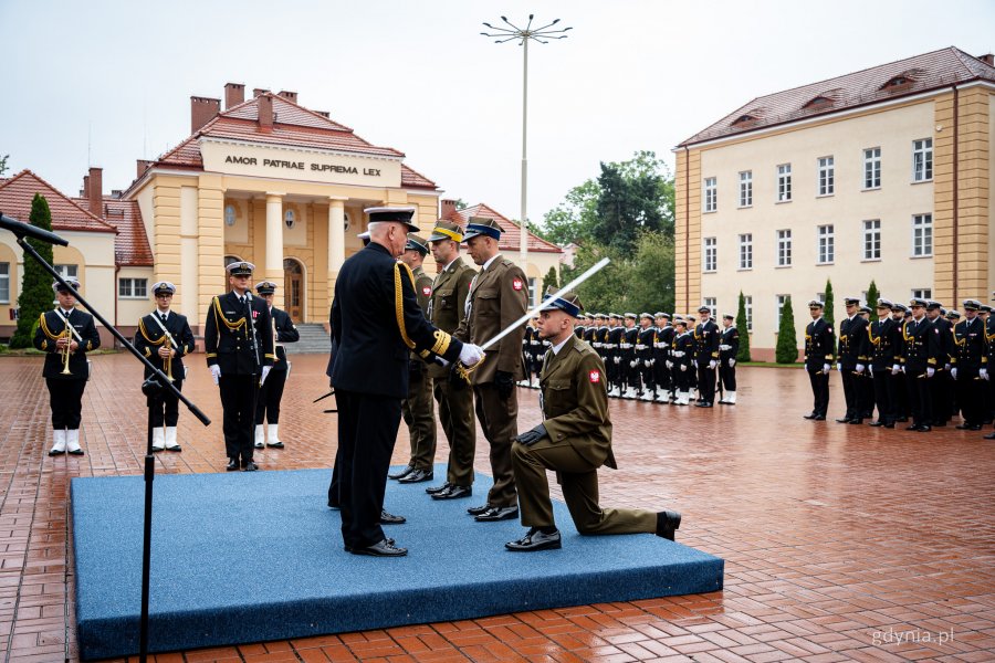 Uroczystość promocji na stopnie oficerskie dla absolwentów kursów oficerskich na Akademii Marynarki Wojennej w Gdyni (fot. Kamil Złoch)