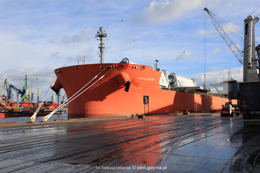 częściowo napędzany wiatrem masowiec MV Pyxis Ocean