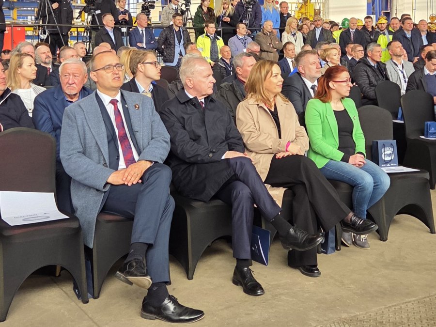 Uroczystość palenia blach pod okręt wojenny Huragan w PGZ Stoczni Wojennej. Na zdjęciu m.in: wicewojewoda pomorski Emil Rojek, senator Sławomir Rybicki i wiceprezydentka Gdyni Oktawia Gorzeńska