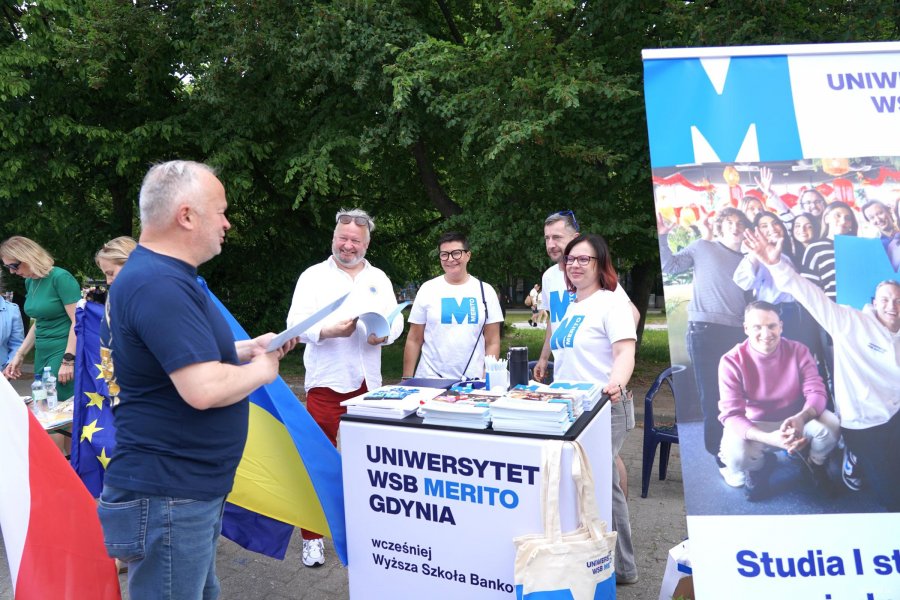 Grupa os&oacute;bw białych koszulkach na stoisku