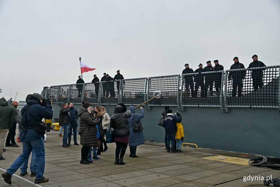 Rodziny marynarzy żegnające się z nimi przed odpłynięciem okrętu ORP „Gen. T. Kościuszko” // fot. Magdalena Czernek