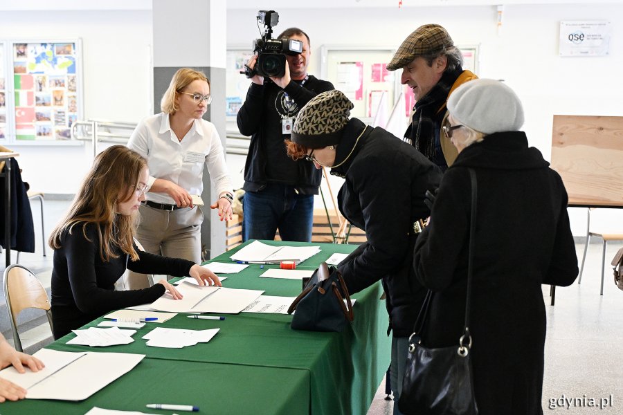Mieszkańcy głosują (fot. Michał Puszczewicz)