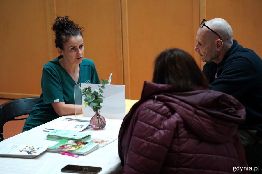 Jedno ze stoisk w Polsat Plus Arenie Gdynia oraz mieszkańcy
