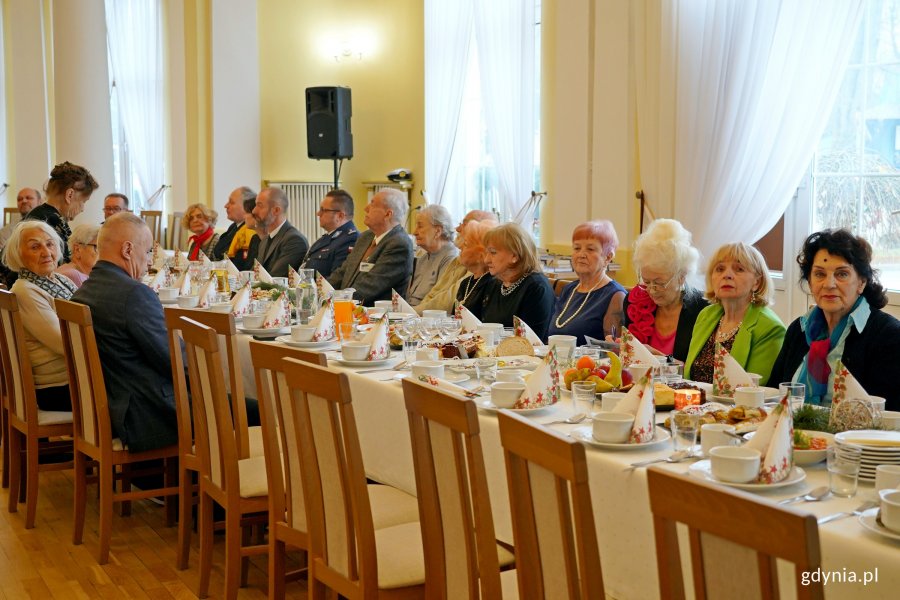 Uczestnicy spotkania świątecznego kombatant&oacute;w i os&oacute;b represjonowanych, kt&oacute;re odbyło się w Klubie Marynarki Wojennej &bdquo;Riwiera&rdquo; 