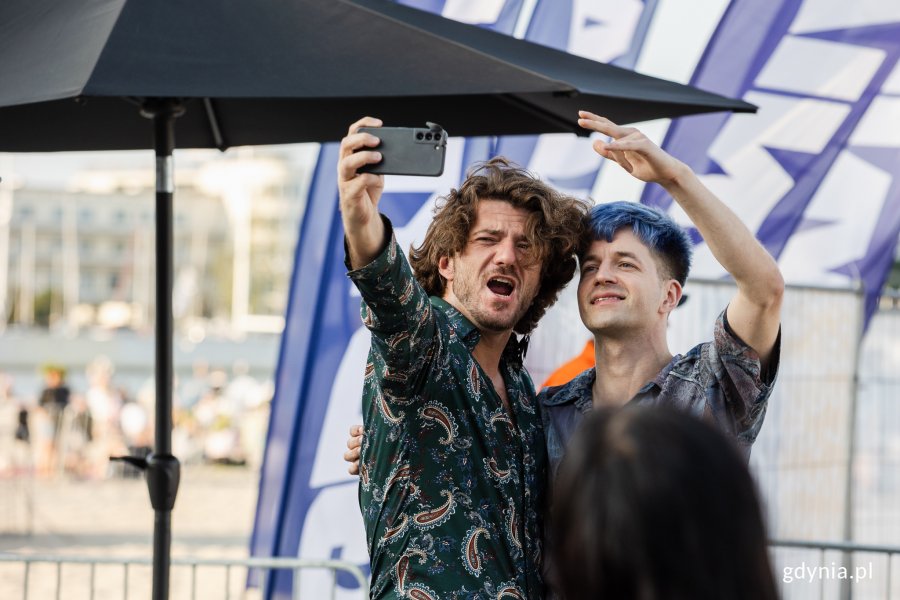 Kieras z fanem robią sobie selfie