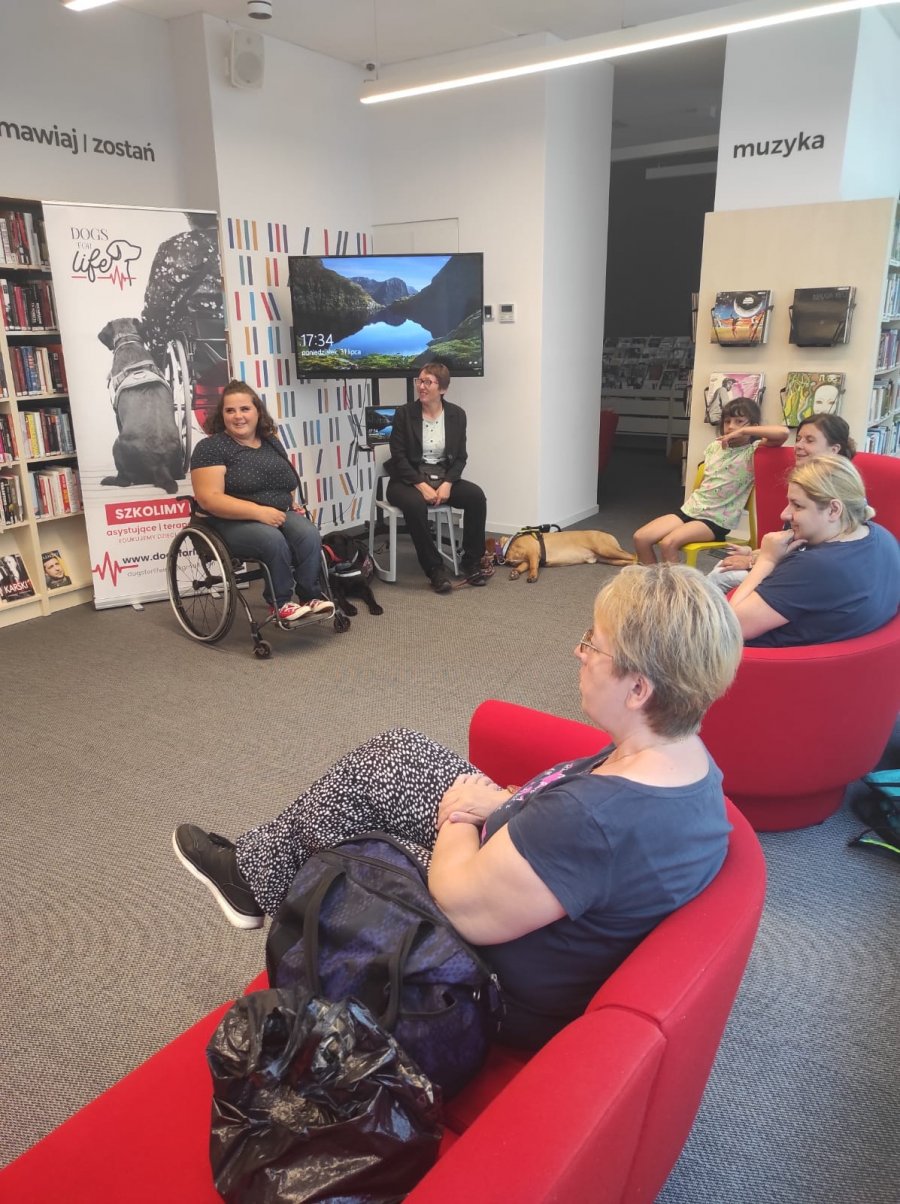 Spotkanie w Bibliotece Gdynia. Na zdj. Marta Czachor (z lewej) i Agnieszka Kwolek i uczestnicy spotkania