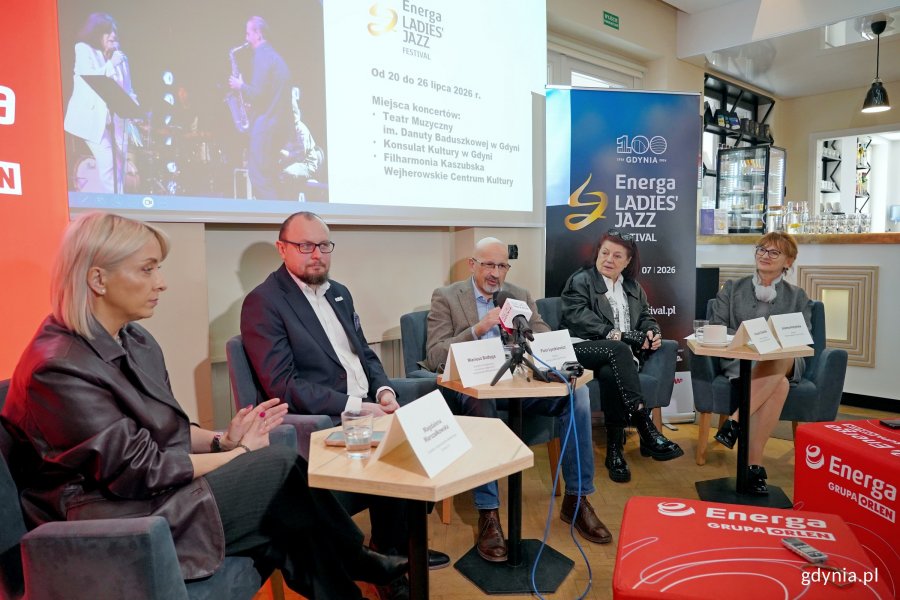 W briefingu zapowiadającym 22. edycję Ladies' Jazz Festivalu wzięli udział (od lewej): Magdalena Marszałkowska&nbsp;&ndash; dyrektor Departamentu Marketingu Energa SA, Mariusz Bzdęga&nbsp;&ndash; dyrektor zarządzający ds. kultury i aktywności mieszkańc&oacute;w Urzędu Miasta Gdyni, Piotr Łyszkiewicz&nbsp;&ndash; dyrektor Energa Ladies&rsquo; Jazz Festivalu, Urszula Dudziak&nbsp;&ndash; dyrektor artystyczna Energa Ladies&rsquo; Jazz Festivalu oraz Jolanta Rożyńska&nbsp;&ndash; dyrektor Wejherowskiego Centrum Kultury 