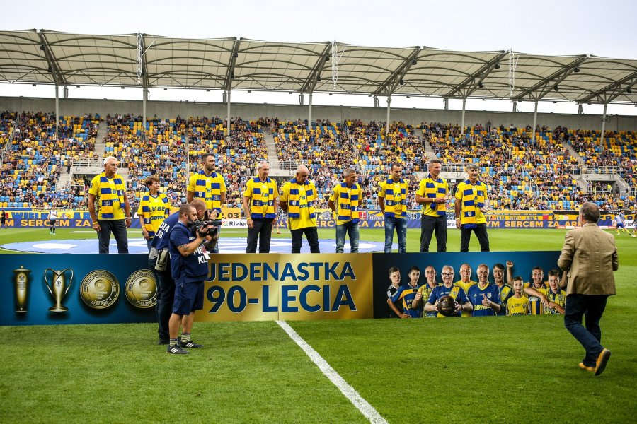 Dekoracja Jedenastki 90-lecia Arki Gdynia przez prezydenta Gdyni Wojciecha Szczurka i prezesa Arki Wojciecha Pertkiewicza / fot.gdyniasport.pl 