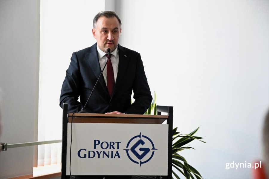 Podpisanie umowy na budowę mroźni w Porcie Gdynia. Przemawia Tomasz Augustyniak, wiceprezydent Gdyni. (fot. Łukasz Kamasz)