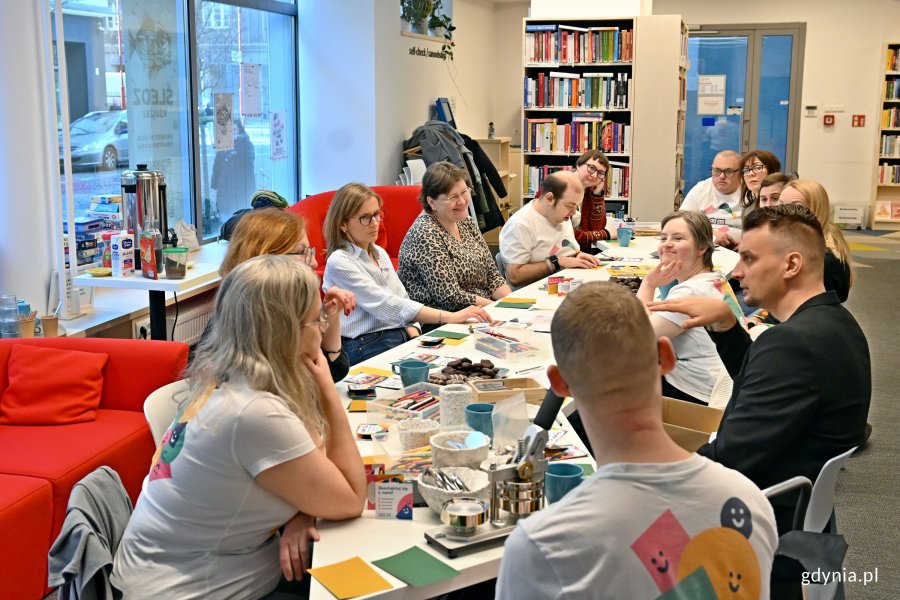 R&oacute;wni goście z pracownikami Biblioteki Gdynia podczas warsztat&oacute;w w Bibliotece Śr&oacute;dmieście 