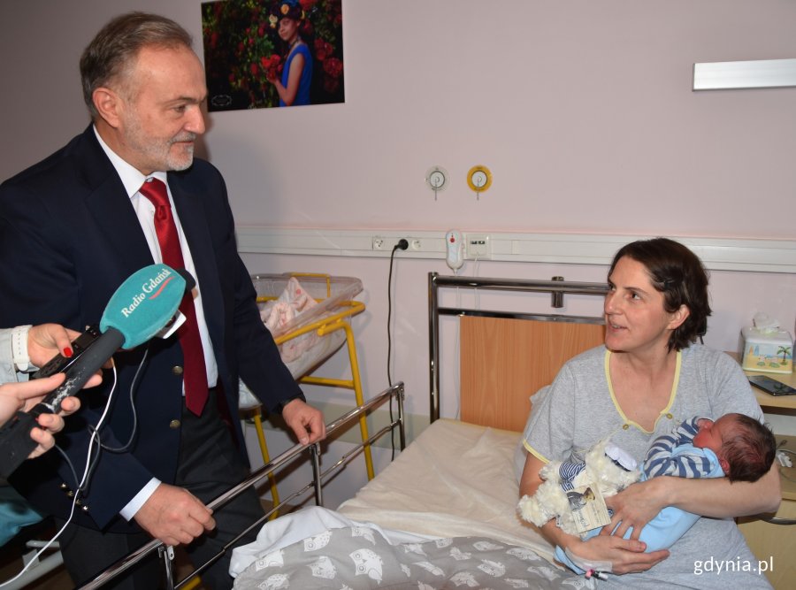 Nowonarodzonych gdynian i ich mamy odwiedził prezydent Wojciech Szczurek // fot. Magdalena Czernek