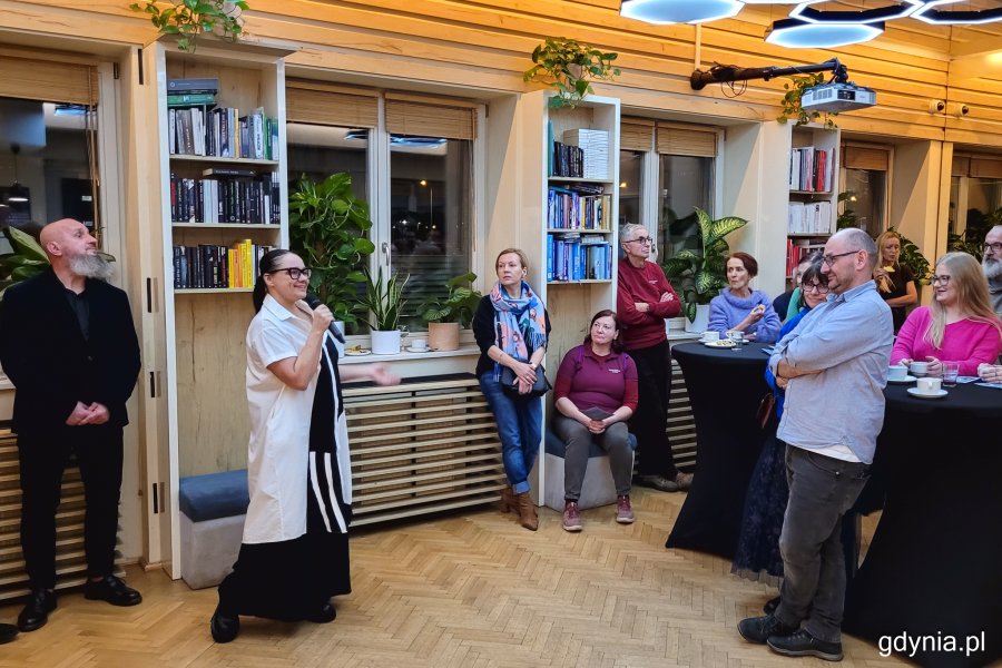 Wystawa „Część wspólna” w gdyńskim Konsulacie Kultury. Przemawia Katarzyna Korzeniewska, dyrektorka Gdyńskiego Centrum Kultury (fot. Karol Stańczak)