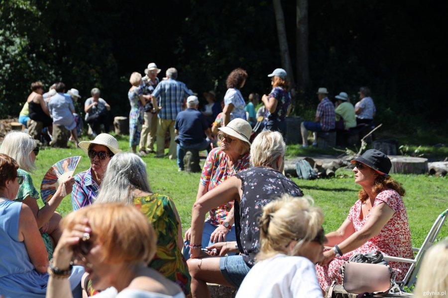 Uczestnicy pikniku dla senior&oacute;w na Polance Redłowskiej