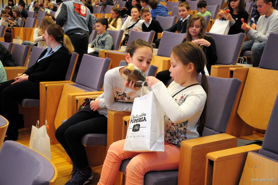 Uczniowie oglądają nagrody, które otrzymali za udział w konkursie, fot. Michał Kowalski