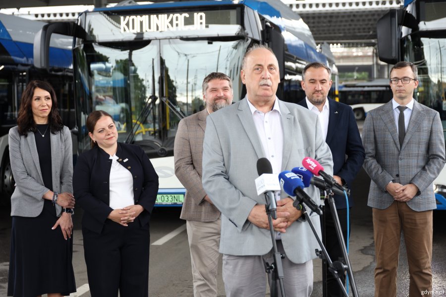 Na zdjęciu: przewodniczący Związku Zawodowego Pracownik&oacute;w Komunikacji Miejskiej w Gdyni Stanisław Taube (przy mikrofonie), prezes sp&oacute;łki GKM Agnieszka Jankowska, prezydent Gdyni Aleksandra Kosiorek, przewodniczący Rady Miasta Gdyni Tadeusz Szemiot, wiceprezydent Gdyni Tomasz Augustyniak i prezes PKM Paweł Misiak