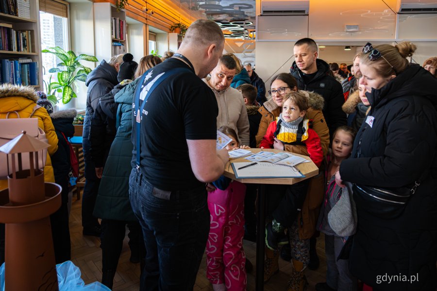 Gra miejska oparta na spektaklu &bdquo;Majka z Kajtkiem jadą trajtkiem&rdquo; (fot. Kamil Złoch)