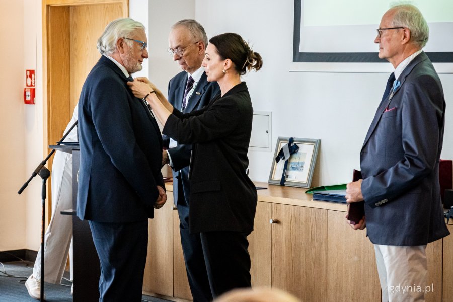 Jubileusz 90-lecia Izby Bawełny w Gdyni – odznaczenia wręcza wojewoda pomorska Beata Rutkiewicz (fot. Kamil Złoch)
