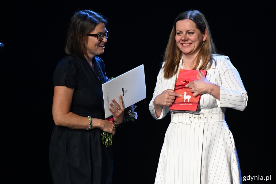 Na zdjęciu (od lewej): laureatka Marta Ostrowska i prezydent Gdyni Aleksandra Kosiorek wraz z najnowszą książką „Marzenia Mili” (fot. Michał Puszczewicz)