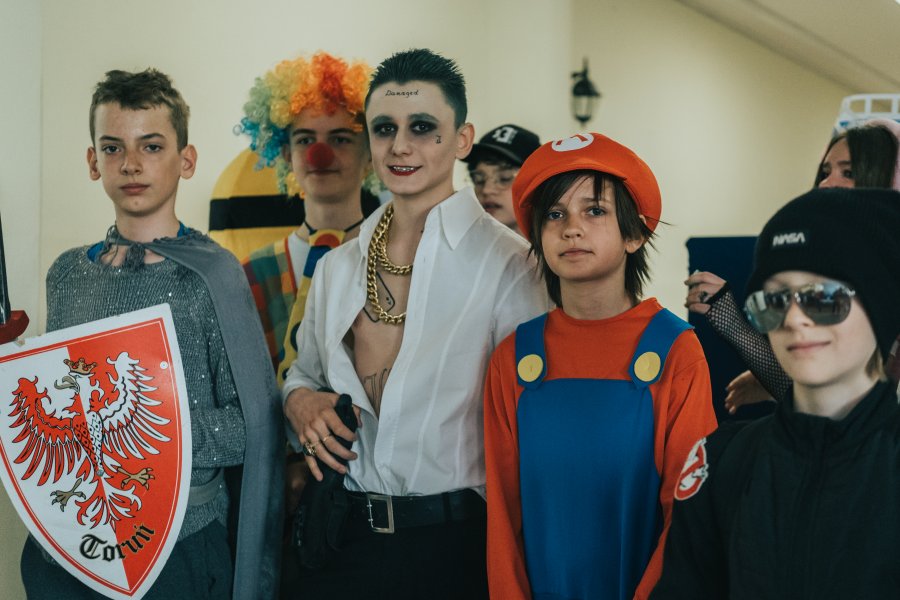 Dzieci w bajkowych strojach w ZSP nr 2 w Gdyni