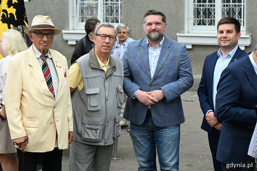 Mężczyźni w garniturach