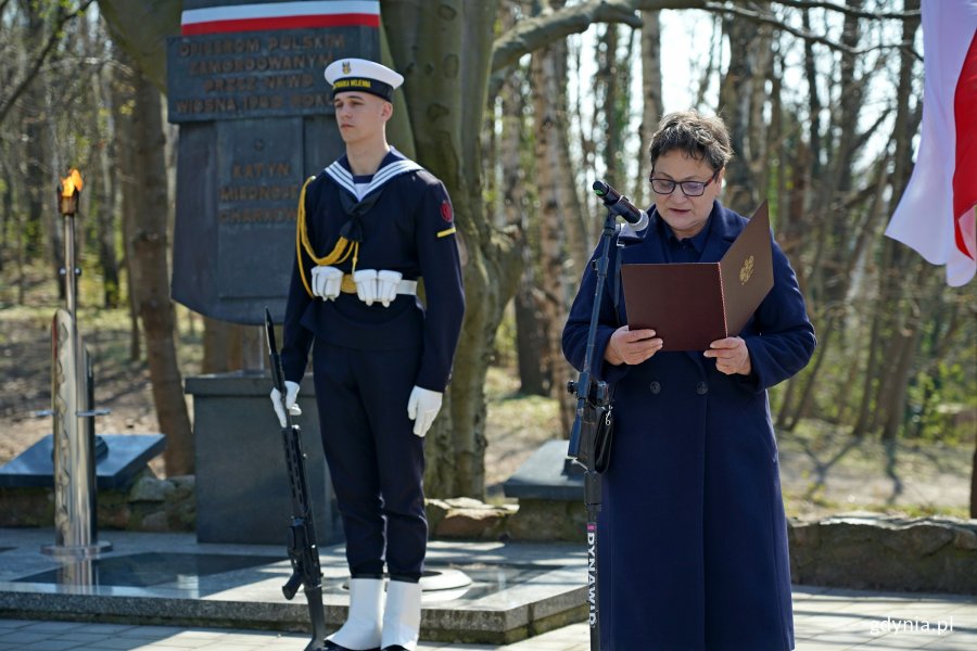 Alina Baaske – pełnomocniczka wojewody pomorskiej ds. integracji środowisk kombatanckich i koordynacji ich działań przemawiająca podczas uroczystości z okazji Dnia Pamięci Ofiar Zbrodni Katyńskiej 