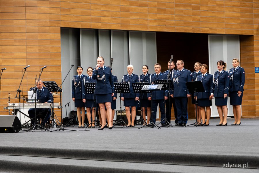 Obchody Święta Policji dla funkcjonariuszy Komendy Miejskiej Policji w Gdyni i Komendy Miejskiej Policji w Sopocie w Operze Leśnej - Chór Policji Garnizonu Warmińsko-Mazurskiego (fot. Kamil Złoch)