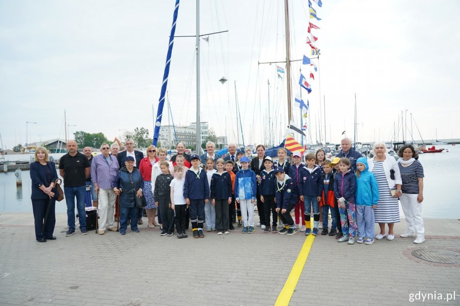 Zdj. grupowe uczestników ceremonii przed jachtem  „Orion”