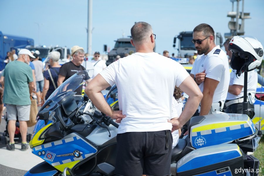Policjant i mężczyzna przy motocyklu