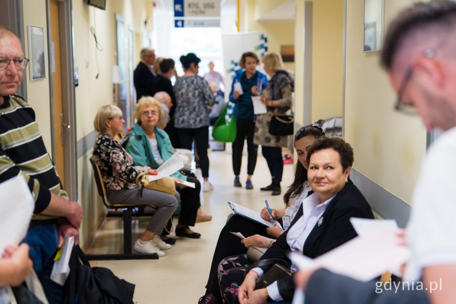 Uczestnicy akcji profilaktycznej oczekują na badania w korytarzu przychodni