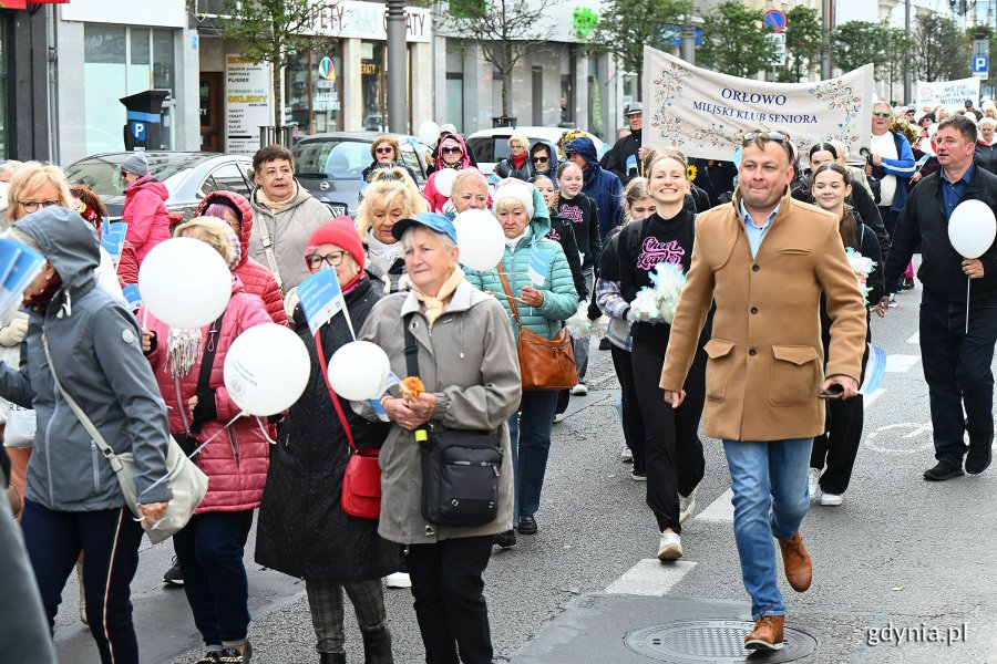 Seniorzy na ul. Świętojańskiej (fot. Michał Puszczewicz)